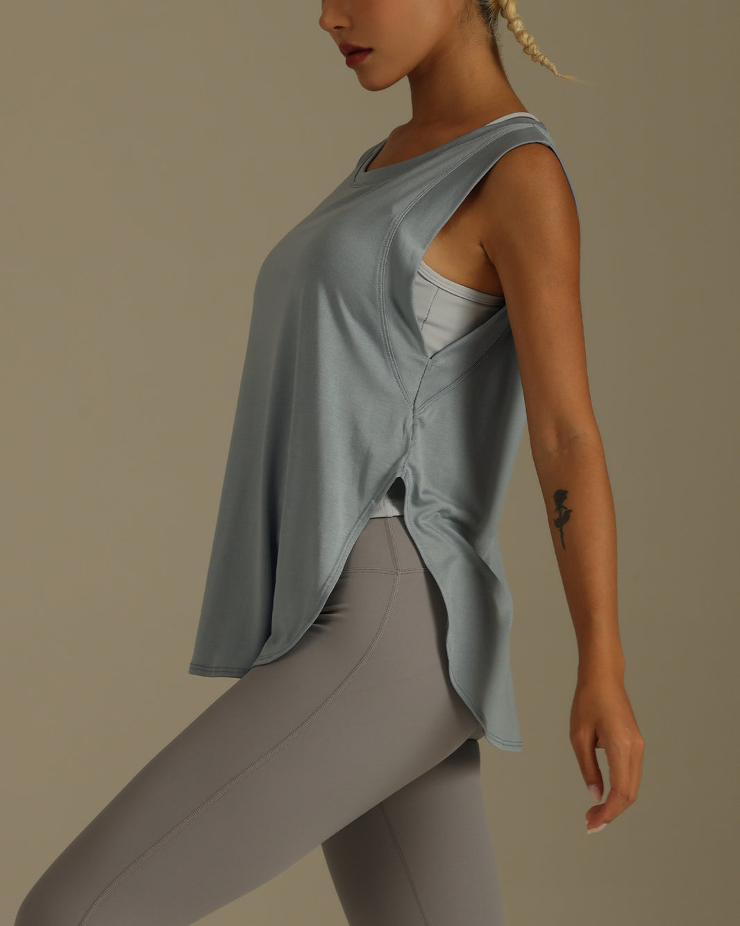 MOVING PEACH Women Sports Tank Top Breathable Side Slit Running Training Sleeveless Top Soft Curved Shape Hem Loose Yoga Top CVE