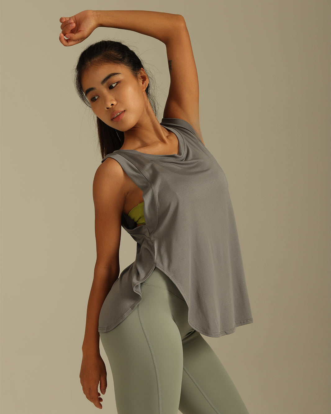 MOVING PEACH Women Sports Tank Top Breathable Side Slit Running Training Sleeveless Top Soft Curved Shape Hem Loose Yoga Top CVE