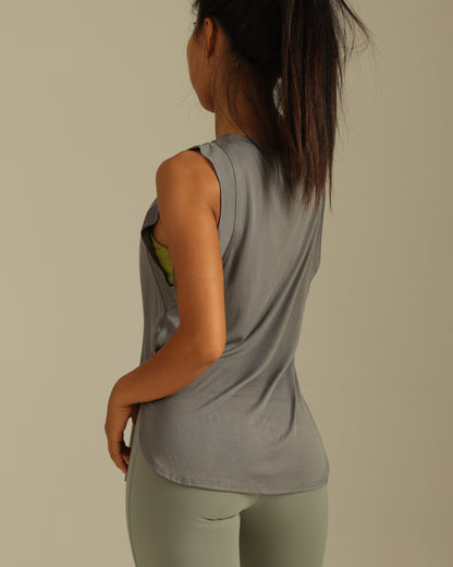 MOVING PEACH Women Sports Tank Top Breathable Side Slit Running Training Sleeveless Top Soft Curved Shape Hem Loose Yoga Top CVE