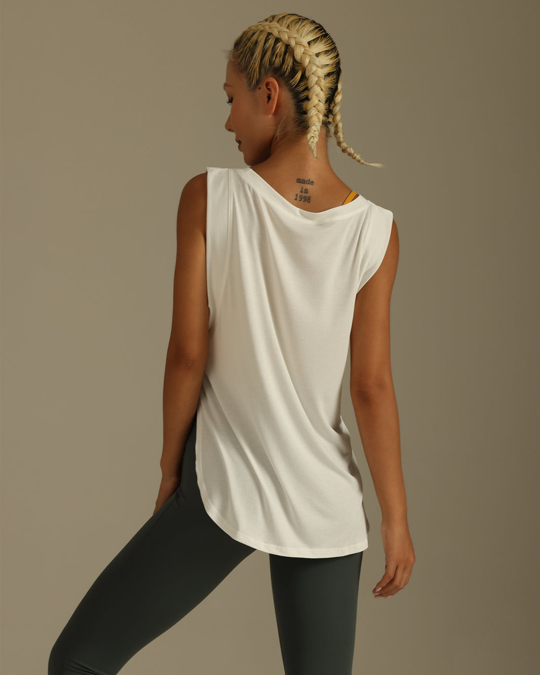 MOVING PEACH Women Sports Tank Top Breathable Side Slit Running Training Sleeveless Top Soft Curved Shape Hem Loose Yoga Top CVE